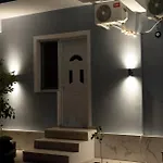 Mezani Проживание в семье Влёра